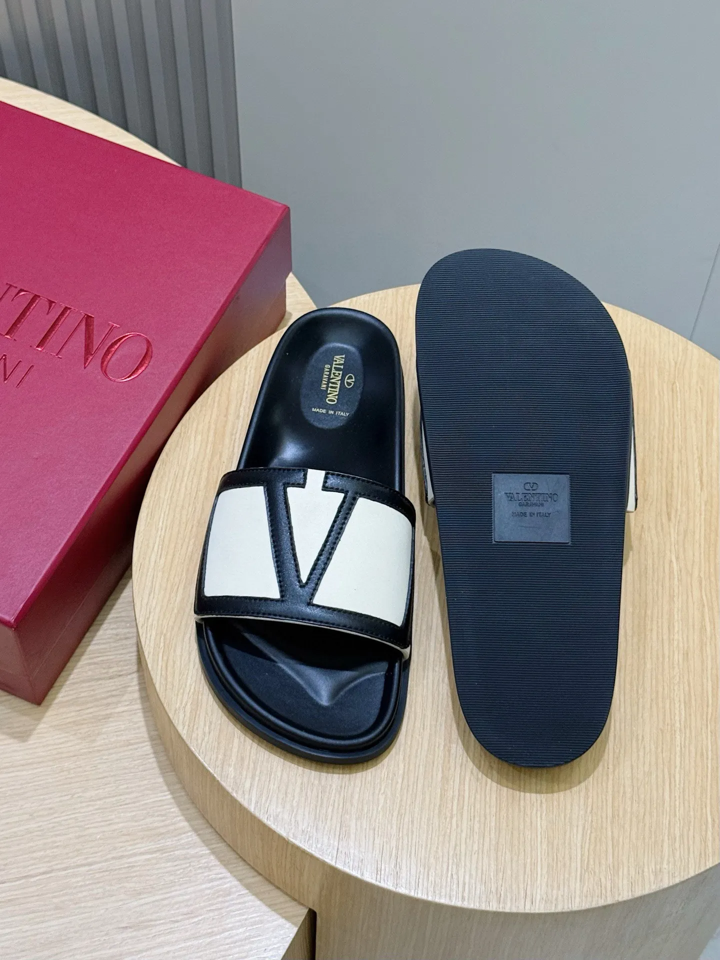 [VALENTINO] Top P: 540💰 Size: 39-44 (customized at 38.45) 🆕2025VLT — Valentino’s latest summer men’s slippers. The use of imported cowhide elements on slippers has been sublimated! It is worthy of recognition both visually and in terms of quality. Excellent quality, comfortable and durable! The embellishment of the perforated V hardware on the toe adds a sense of fashion! Cowhide feet